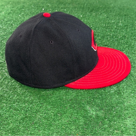 New Era Cincinnati Reds Black Red Baseball Fitted Cap Hat Men’s Size 7 1/4 - Picture 3 of 6